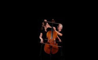 Cellisterna Séverine Ballon och Åsa Åkerberg spelar samtidigt på ett instrument