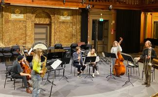Trombonisten Ivo Nilsson undervisar elever på Södra Latins gymnasium