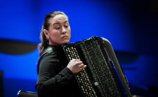 Irina Serotyuk spelar accordeon