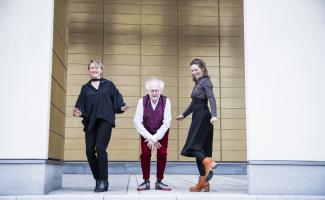 Kati Raitinen, Bengt Forsberg och Cecilia Zilliacus spexar i ett valv