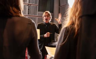 Kaspars Putnins dirigerar Radiokören, foto: Mattias Ahlm/Sveriges Radio