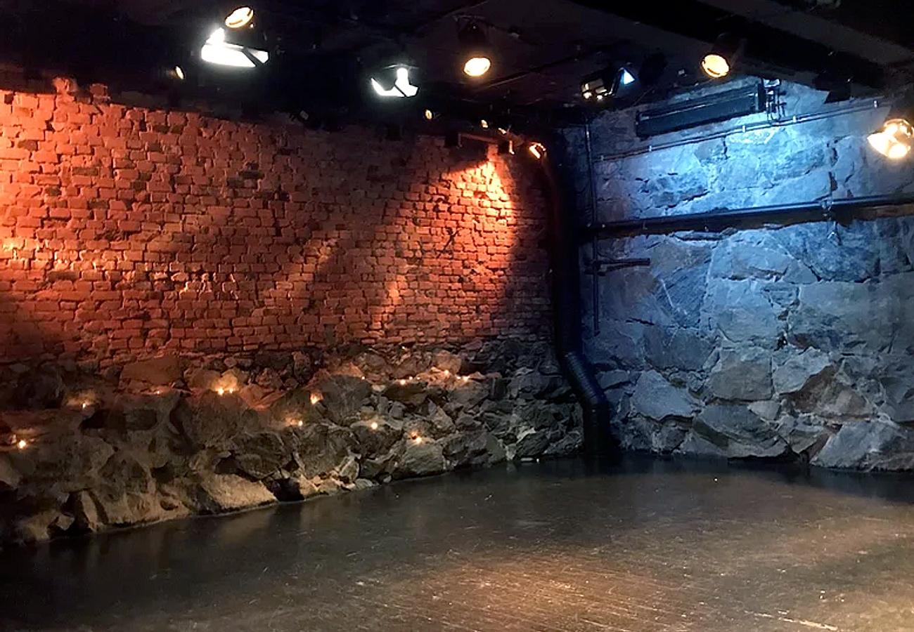 Aliasteaterns scen upplyst och utan scenografi. Foto: okänd