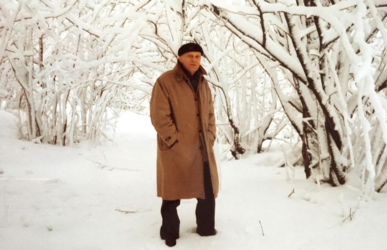 Ákos Rózmann i snön på Tegeluddsvägen i Stockholm