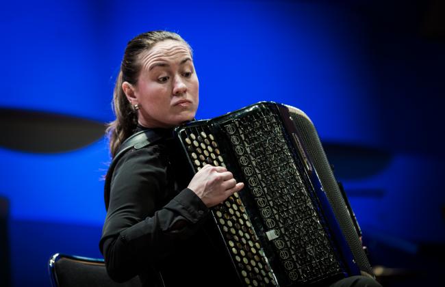 Irina Serotyuk spelar accordeon