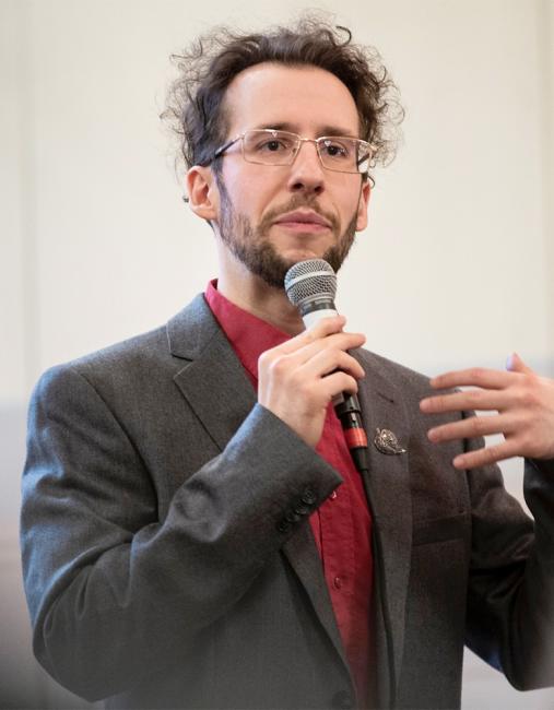 David Saulesco gestikulerar och talar i en mikrofon