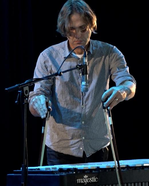 Johan E. Andersson spelar på en vibrafon med två stråkar