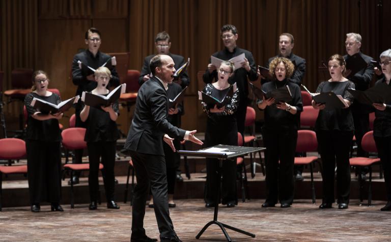 Gustaf Sjökvists Kammarkör och dirigent Florian Benfer. Foto: Hampus Andersson