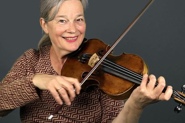 Anna Lindal spelar violin