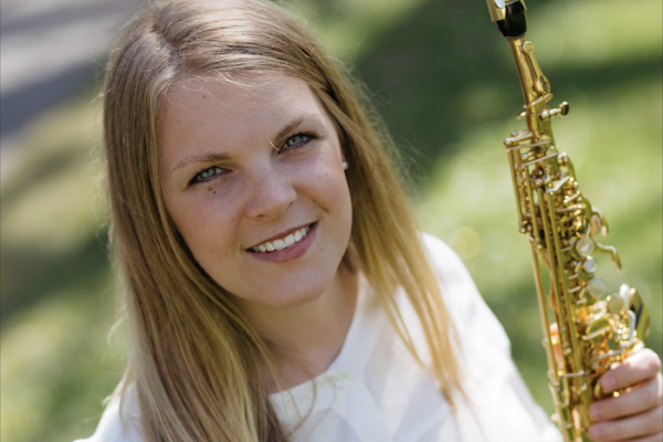 Linn Persson håller i en saxofon