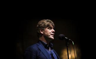 Jörgen Petterson talar vid en mikrofon